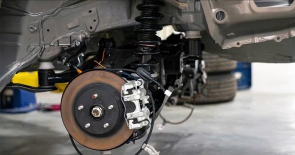 vì sao có tiếng kêu dưới gầm xe ô tô