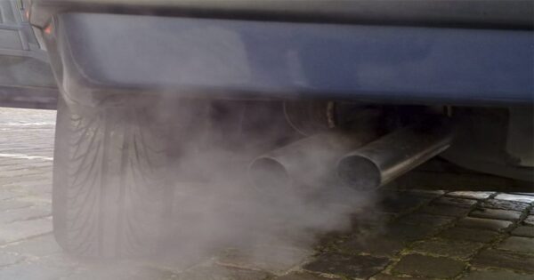 xe ô tô ra khói ở ống pô