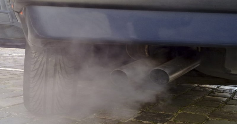 xe ô tô ra khói ở ống pô